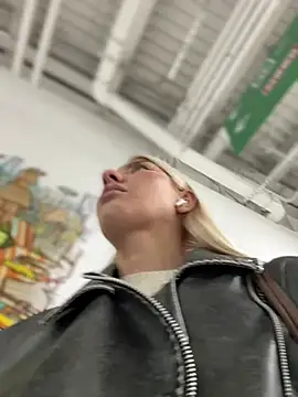 NewLale - 2 fingers in pussy