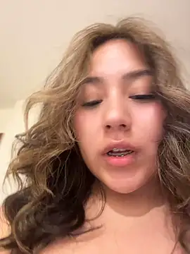 NamiNae - Squats in cam with ass and pussy aspreae
