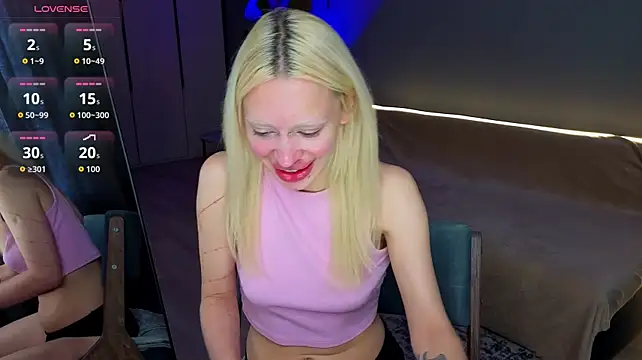Luna_Beverly - blow kiss close to cam