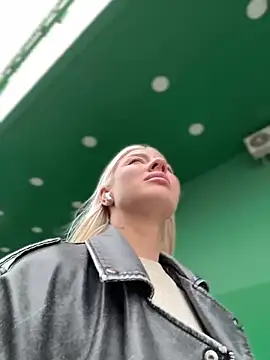 NewLale - 2 fingers in pussy