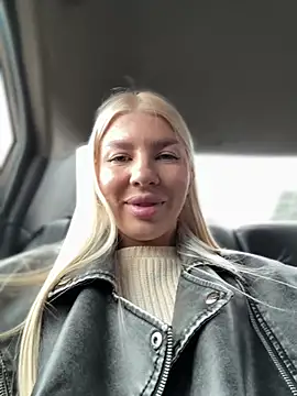 NewLale - 3 fingers in pussy