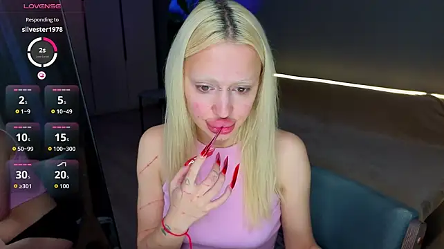 Luna_Beverly - lick lips close to cam