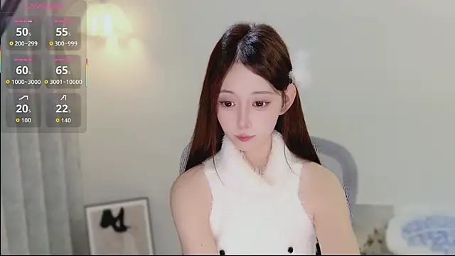 Lynne-1 - 卧室呆久了准备去客厅散散心