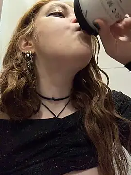 Lucy-joy - FIRST SQUIRT OF THE DAY IN A CLOSED 🚾