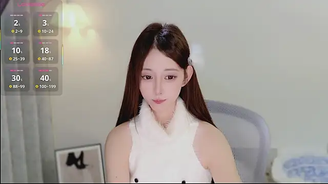 Lynne-1 - 卧室呆久了准备去客厅散散心