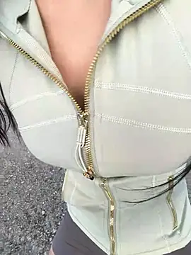 Xiao-Lin - 户外路边脱内衣漏奶1分钟