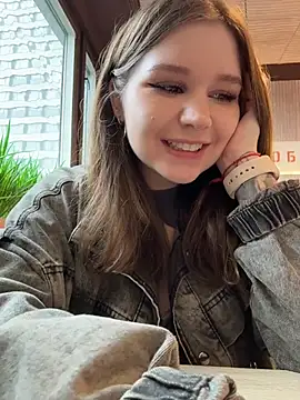 PumaShyXD - SQUIRT RIGHT IN THE CAFE UNDER TABLE