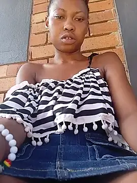 Sweethoneypot25 - Fuck big dildo outside at the gate😍