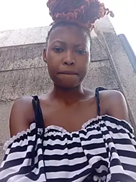 Sweethoneypot25 - Fuck big dildo outside at the gate😍