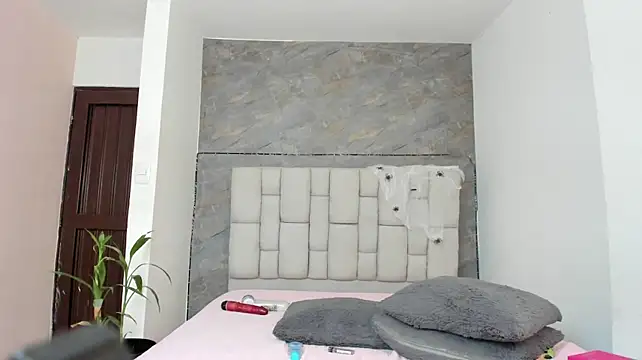 Lily_rose1 - Control my toy for 5 minutes.