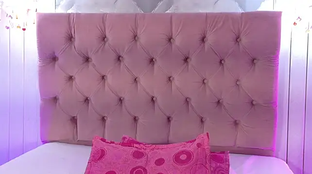 Gabby-Sweet - Two fingers inside pussy