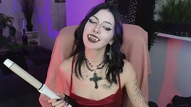 LorenLoiss - feet close to cam