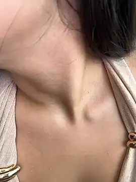 Valentina-gomezz - BIG SQUIRT ON THE TERRACE OF THE MALL