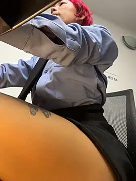 Zakura_66 - I masturbate under the work table