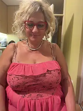 DreamFor_America - Mary fuck Kiara w strap on 😈