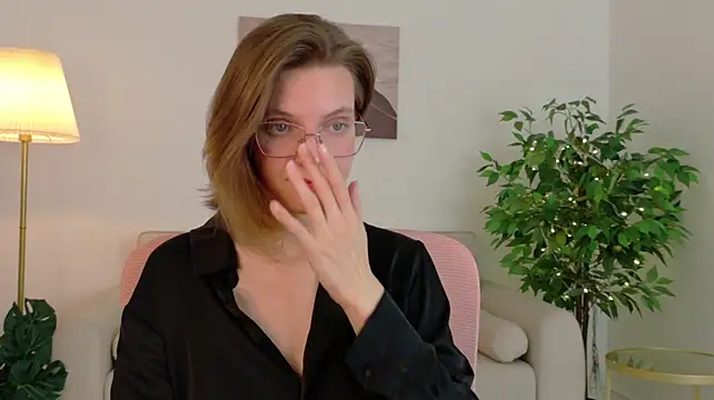 JessieButler - Show feet close to cam