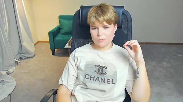 IsabelTelle - Lick my lips close to camera!