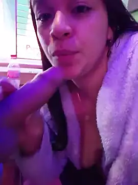 Layla-daring - I rub my delicious nipples outdoors