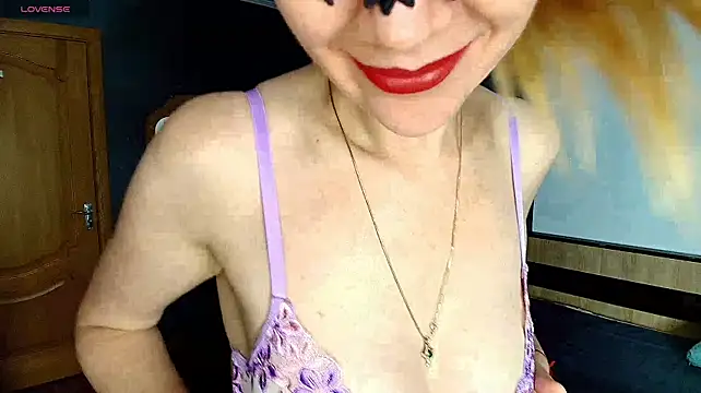 Aromaloveqq - naked tits