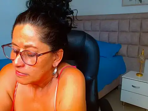 Juanitaaxooxx - show big tittys and play with them