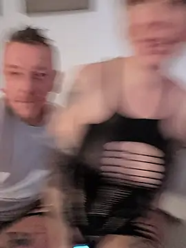 DirtyTechCouple- - Brüste einölen nah an der Kamera