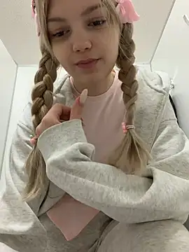 Elsawhere - rub pussy in panties on crowded tram😱🍓
