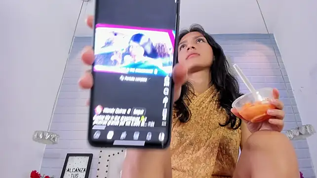 LolaSkinny - Spread my legs + rub my clit