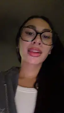 Aria51 - add 1 more finger in pussy near people😱