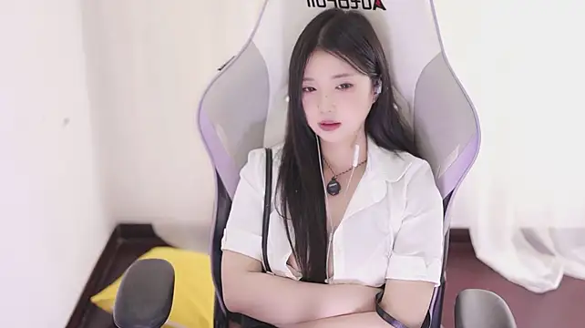 Kitty_baby77 - 完成任务 内裤含嘴里M腿5分钟 最后一个完成的控制黑牛5分钟