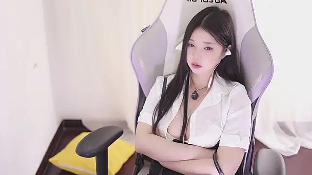 Kitty_baby77 - 完成任务 内裤含嘴里M腿5分钟 最后一个完成的控制黑牛5分钟