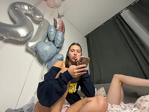 Hey_Mia - hand under her panties