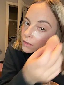 Jaseyrae - Pussy play close to cam