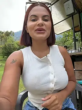 Irina_Velvett - Flahs tits in públic 😈😌
