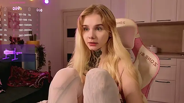Britney_Lynch - showing pussy in doggy