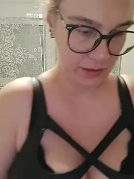GermanNerdyAlice - 🍒Squeeze Boobs in bra