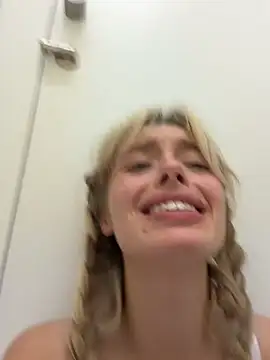 PollyLolly - Show bra + split boobs PUIBLIC WC
