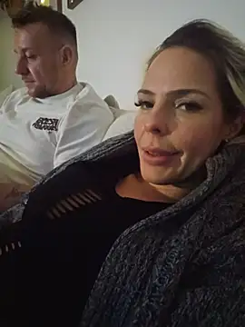 DirtyTechCouple- - Brüste einölen nah an der Kamera