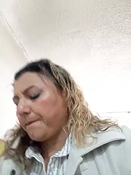Amystasy - warms up my pussy in public