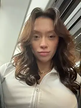 CityLynx - unzip my top and reveal my curves