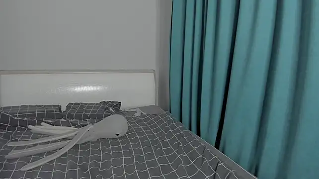 JennyHardy - sqweeze boobs