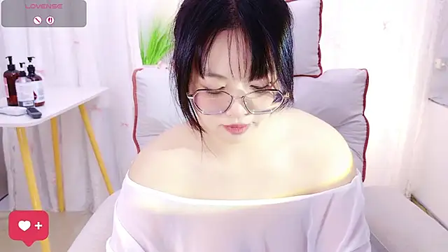 QiQi-Big - 半脱内裤小狗趴展示小穴