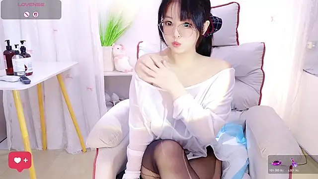 QiQi-Big - 半脱内裤小狗趴展示小穴