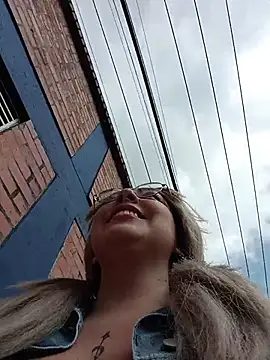 Bela-outdoor - Flash naughty nipple