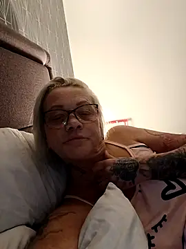 Cindy_UK-888 - Boob flash