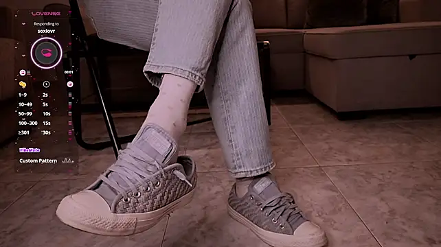 Gigifontaine__ - Rub n squezzy my body with nylon gloves