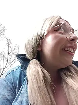 Bela-outdoor - Flash naughty nipple