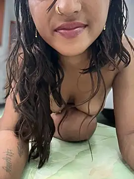 4U143 - Full nude show