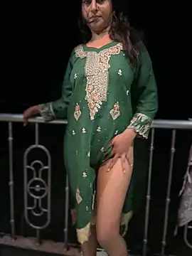 4U143 - Full nude show