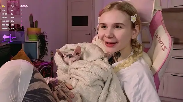 Britney_Lynch - showing pussy in doggy