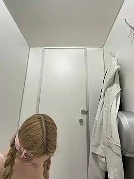 Elsawhere - pants down! show sweet panties around 💕